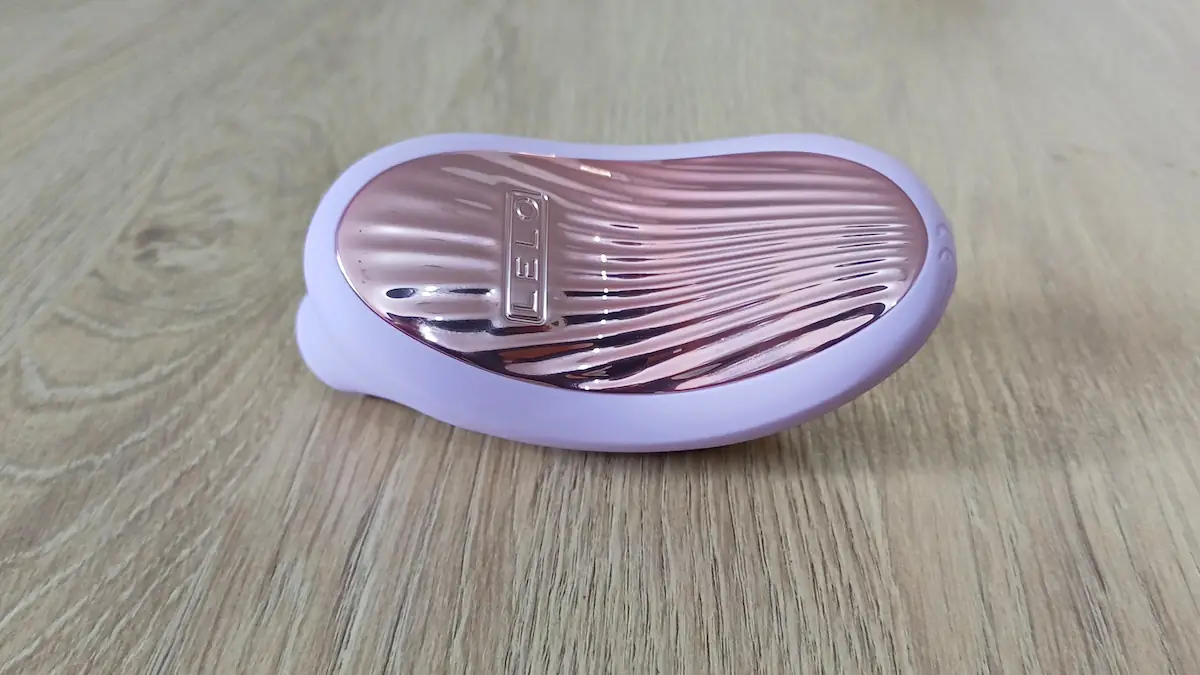Face arrière du Lelo Sona 3 Cruise avec une surface en plastique nervurée
