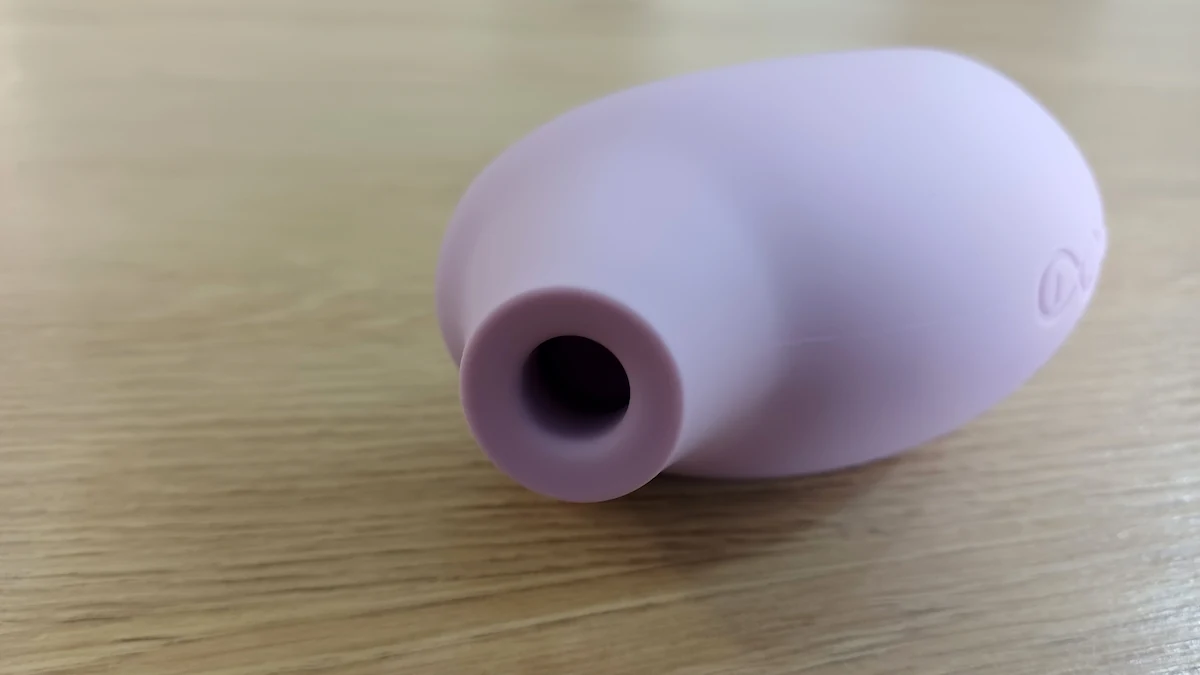 Gros plan sur l’ouverture de la tête de stimulation du Lelo Sona 3 Cruise