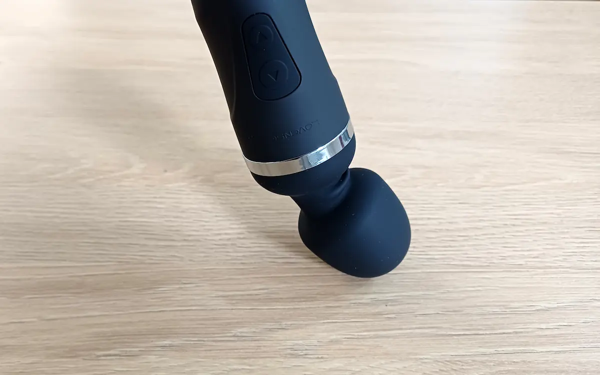 Cou flexible du Lovense Domi 2 sous une légère pression