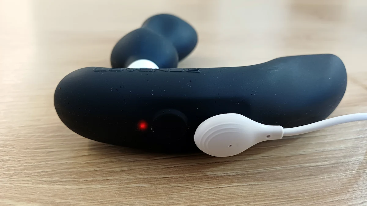 Lovense Edge 2 en cours de recharge