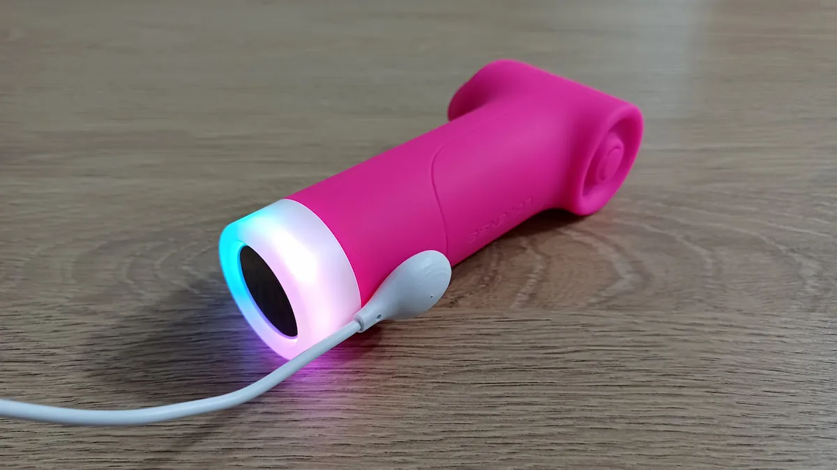 Lovense Fizz avec son câble de charge branché