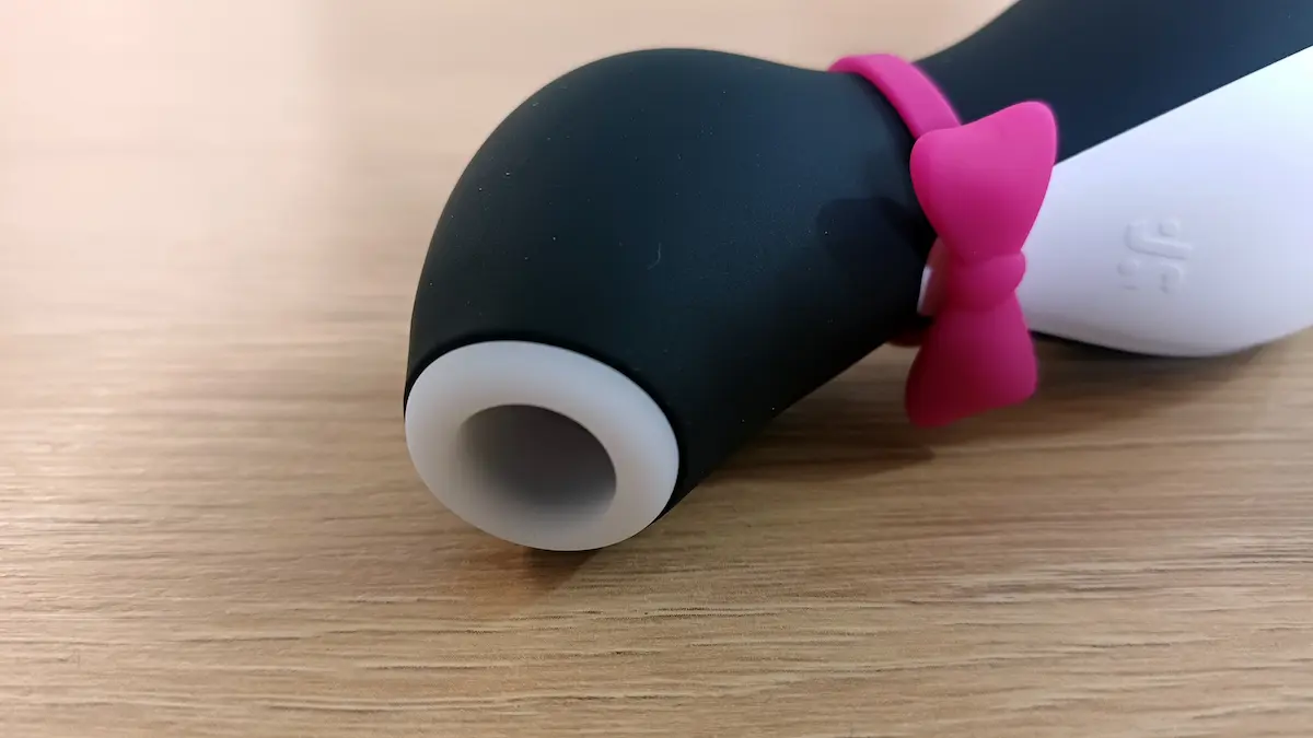 Embout en silicone redessiné du Satisfyer Penguin doté d’une ouverture ronde