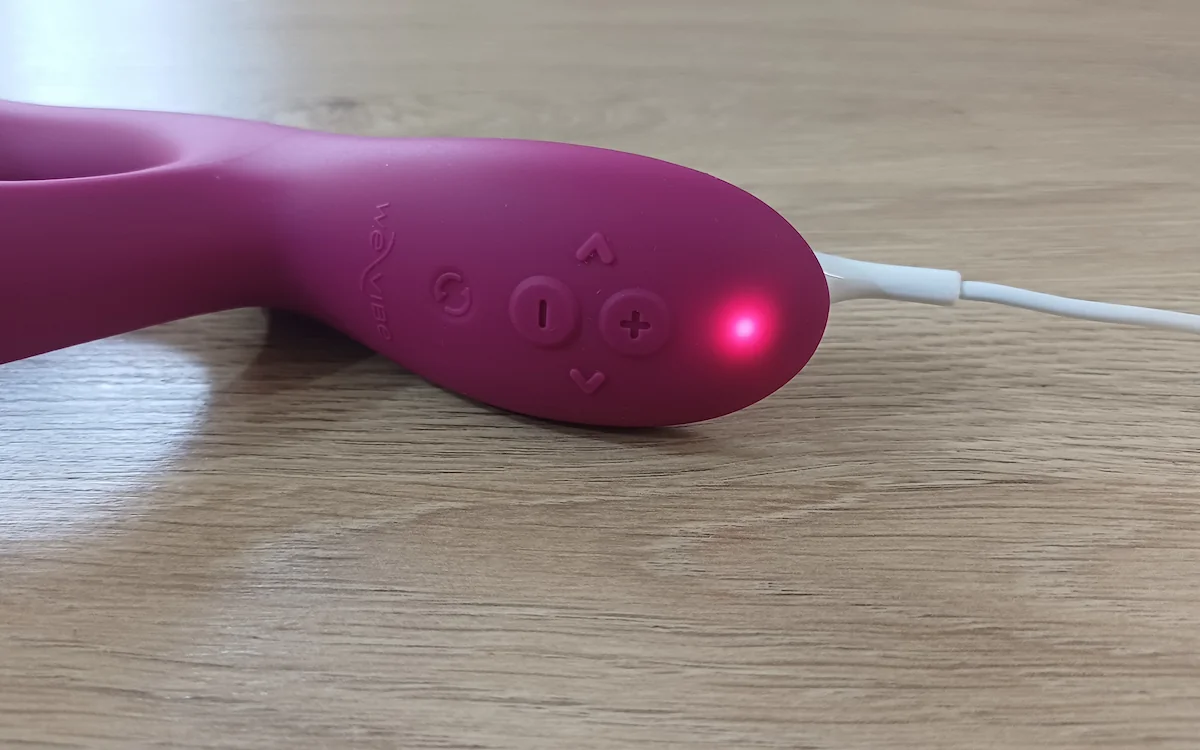 We-Vibe Nova 2 avec le câble de charge branché